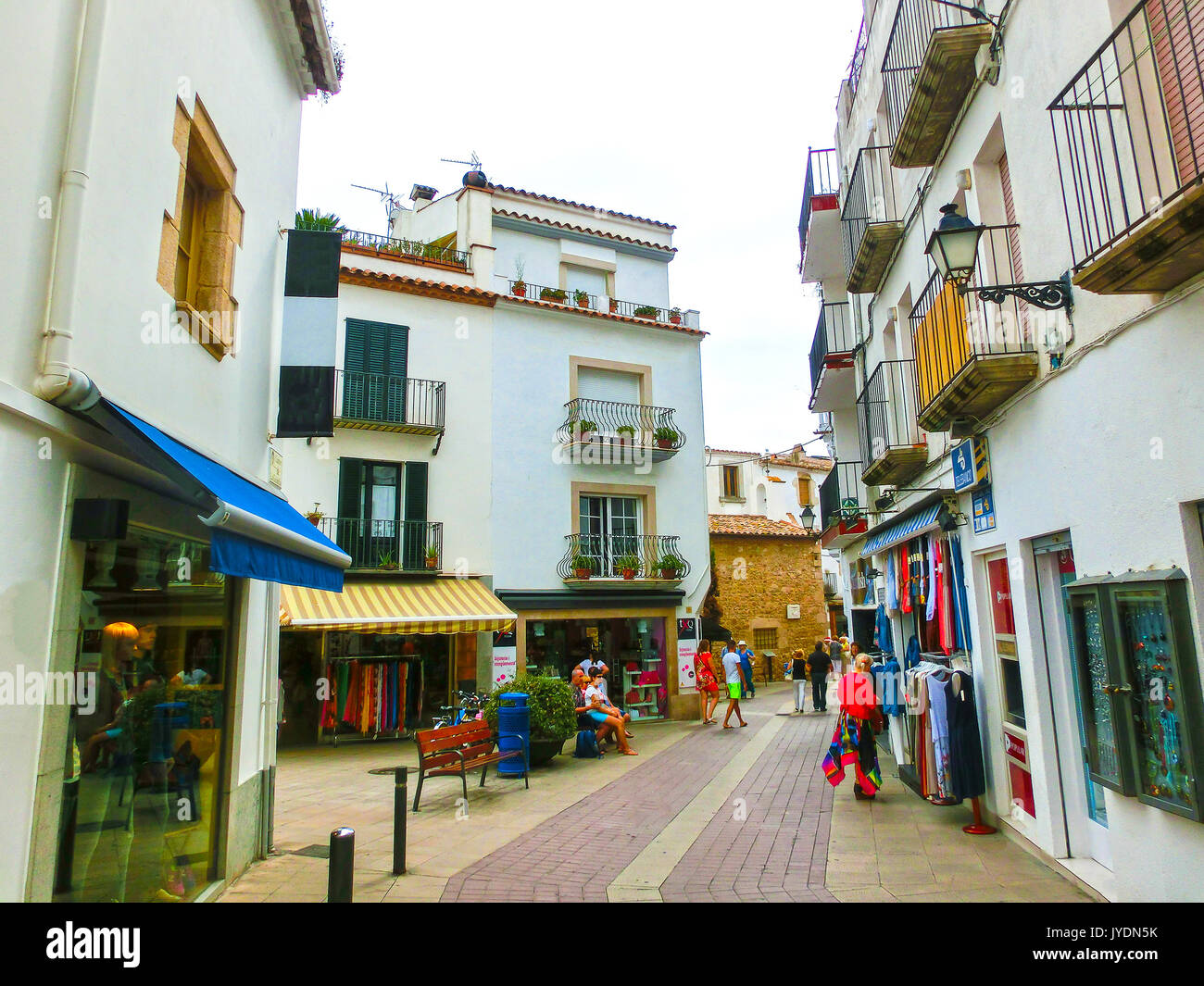 Tossa de Mar, Espagne - 14 septembre 2015 : Les gens allant à vieille ville de Tossa de Mar sur la Costa Brava de Catalogne Banque D'Images
