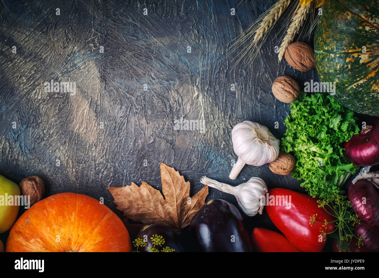 La table, décorée avec des fruits et légumes. Harvest Festival,Joyeux Thanksgiving. Banque D'Images
