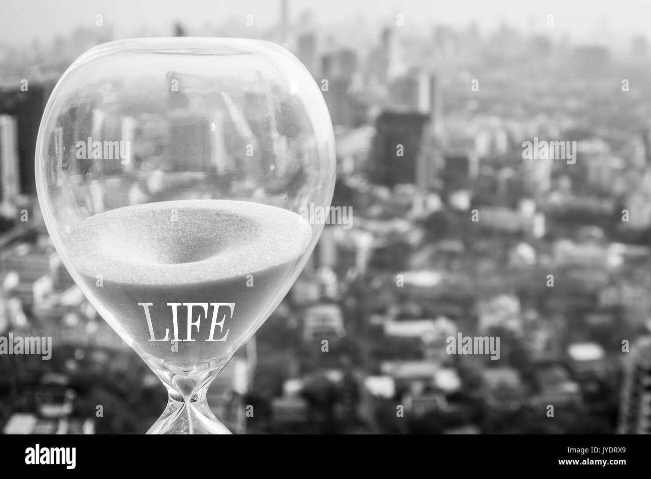 Concept de temps de la vie avec hourglass et cityscape background Banque D'Images