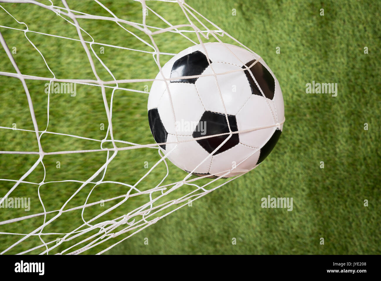 Close-up d'un ballon de foot dans Net Banque D'Images