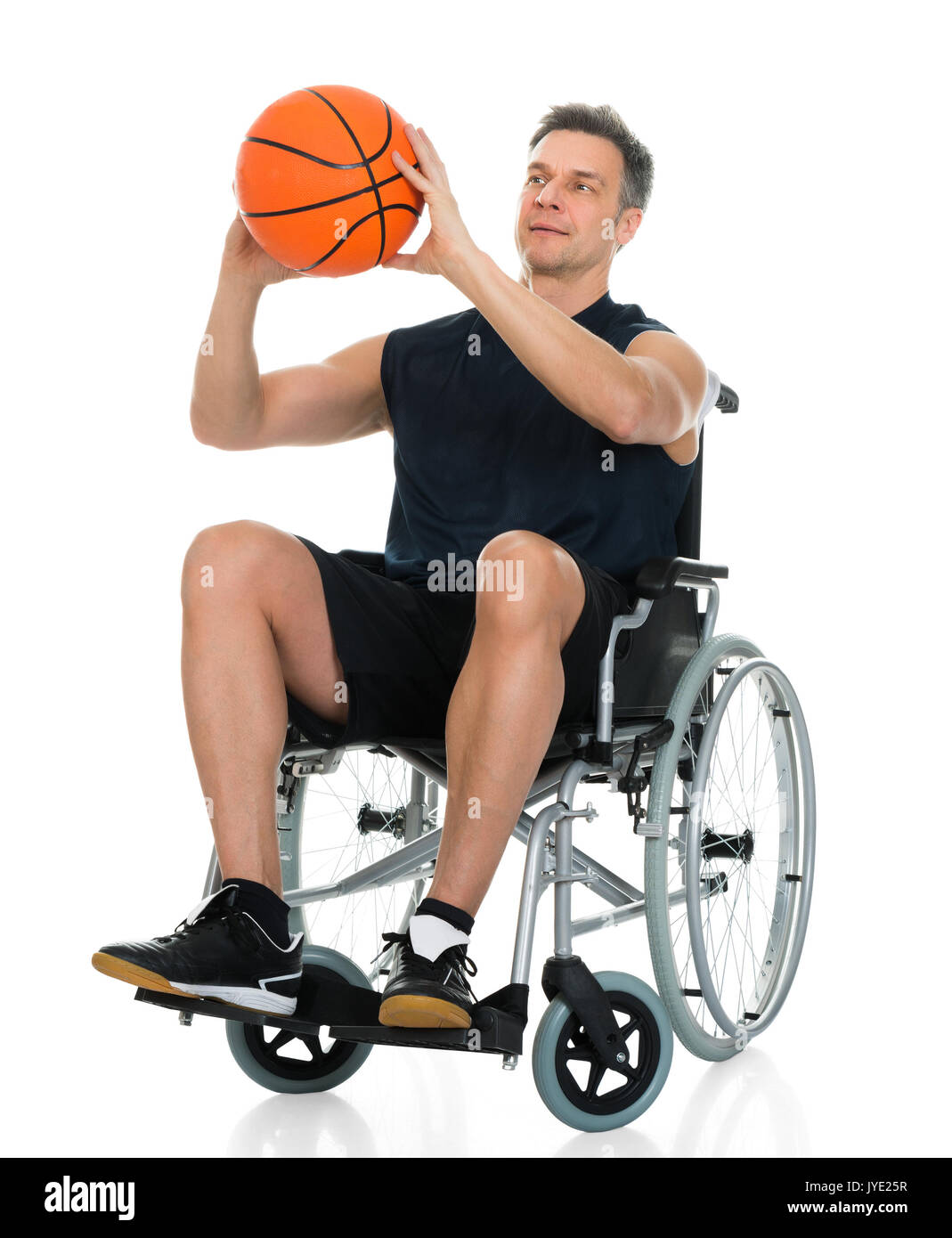 Homme handicapé sur un fauteuil roulant l'élaboration avec haltère sur fond  noir Photo Stock - Alamy