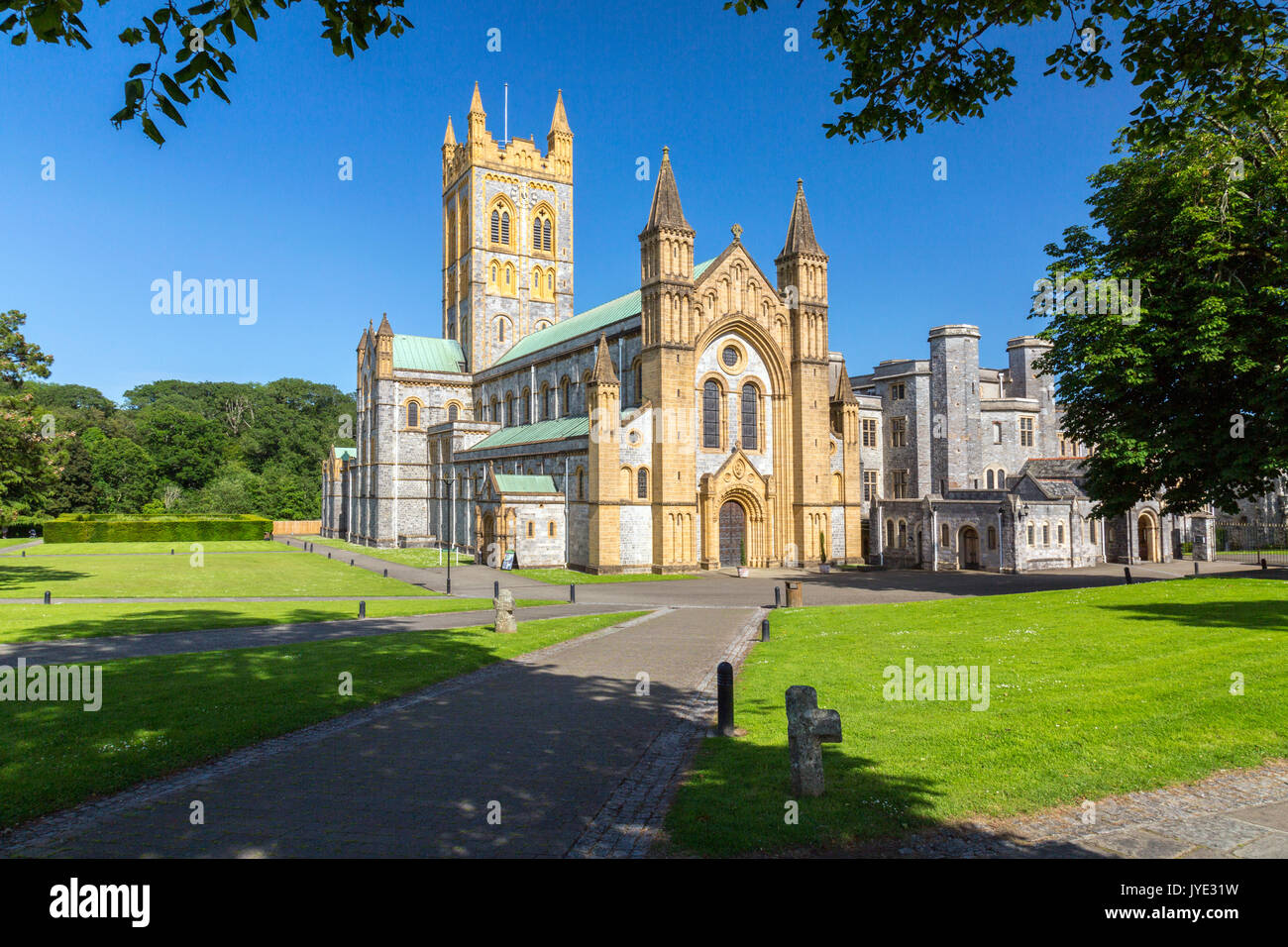 L'église de l'abbaye de St Mary à l'abbaye de Buckfast (terminé en 1938), un monastère bénédictin de Totnes, Devon, England, UK Banque D'Images