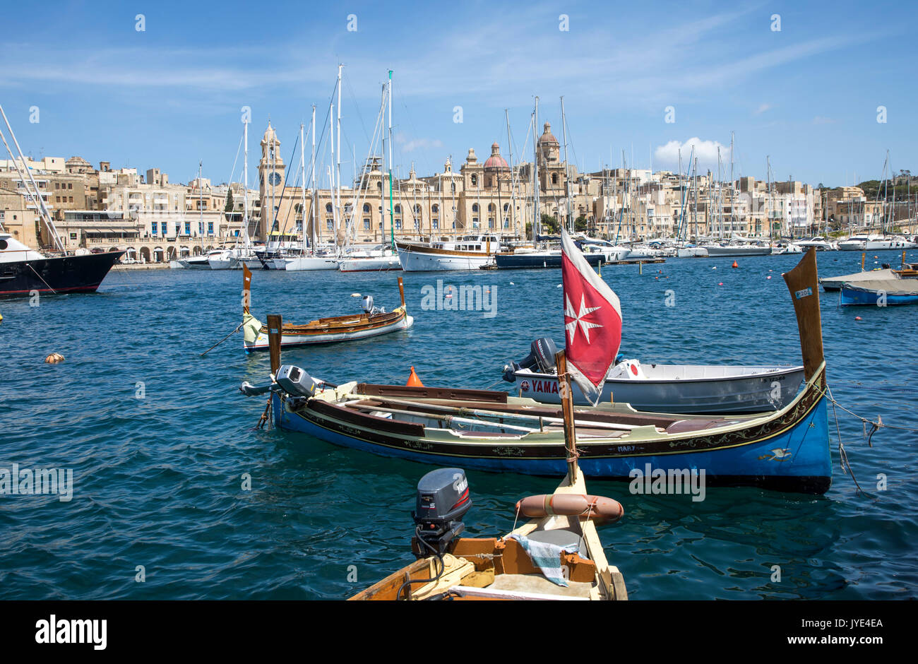 Malte, La Valette, bateaux de pêche typiquement maltais, peintes à la main, appelé Luzzu, également utilisé comme un taxi d'eau dans le Grand Port, Banque D'Images