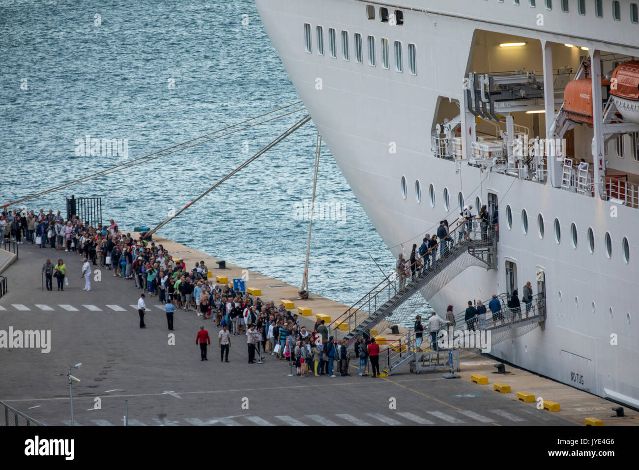Bateau de croisière dans le port de La Valette, Malte, vieille ville, Grand Harbour, MSC Armonia, l'embarquement des touristes après un voyage dans la vieille ville, Banque D'Images