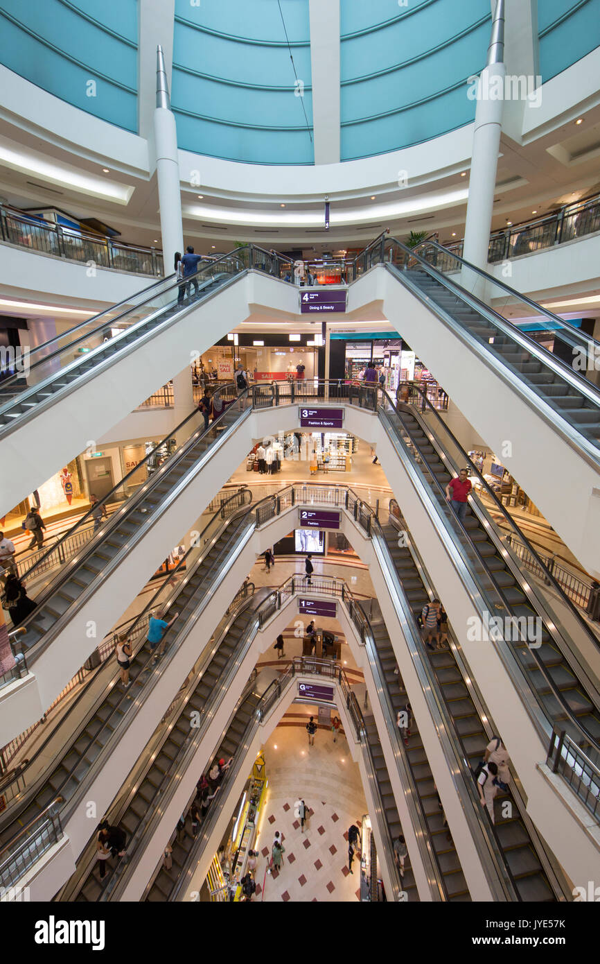 Escaliers mécaniques dans le centre commercial Suria KLCC Banque D'Images