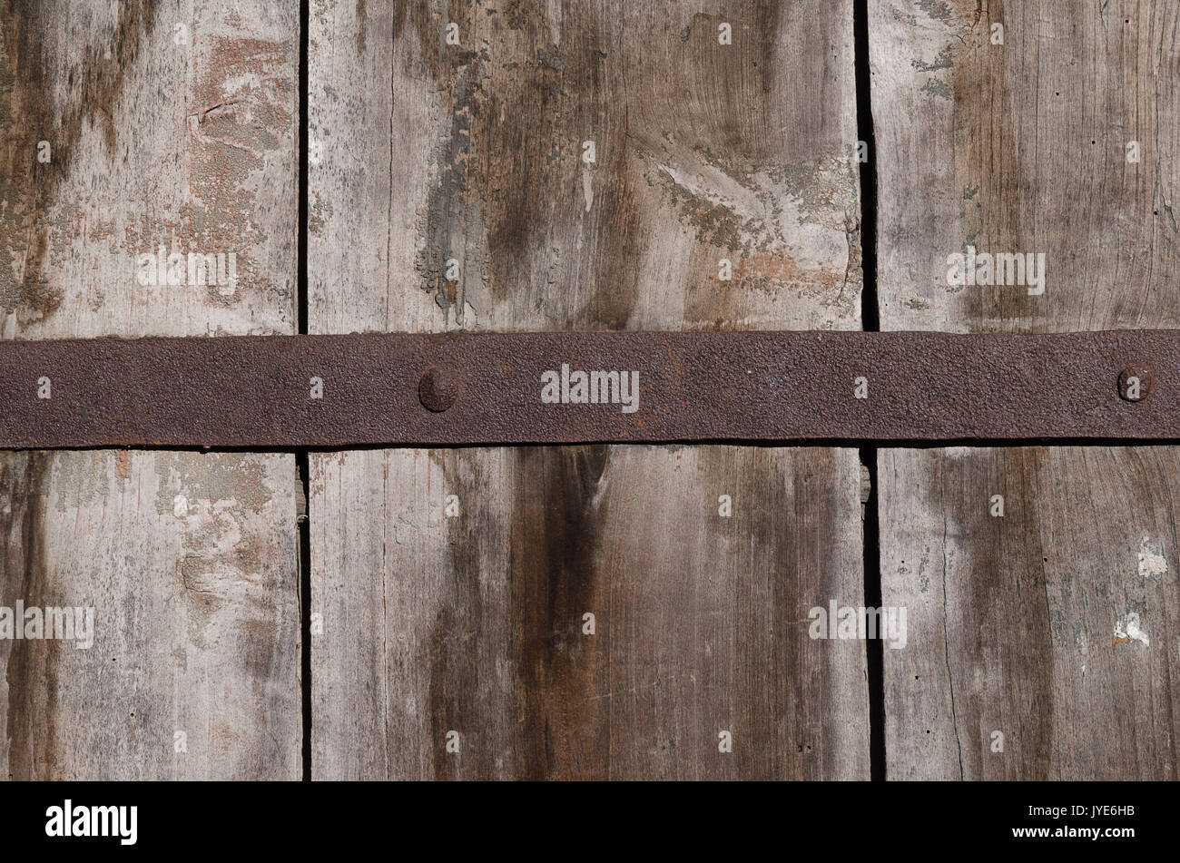 Un vieux rusty metal fastener centré sur de grandes planches de bois, une texture, une photo couleur horizontal. Banque D'Images