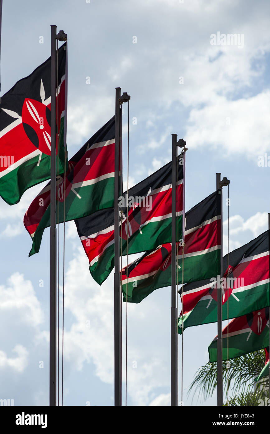 Une rangée de drapeaux du Kenya sur les poteaux dans le vent sur une journée ensoleillée, Nairobi, Kenya Banque D'Images