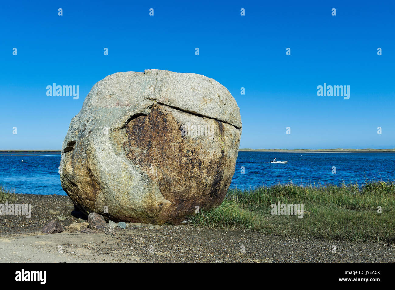 Boulder, Weeset Nauset Harbour, Point, Cape Cod, Massachusetts, États-Unis. Banque D'Images