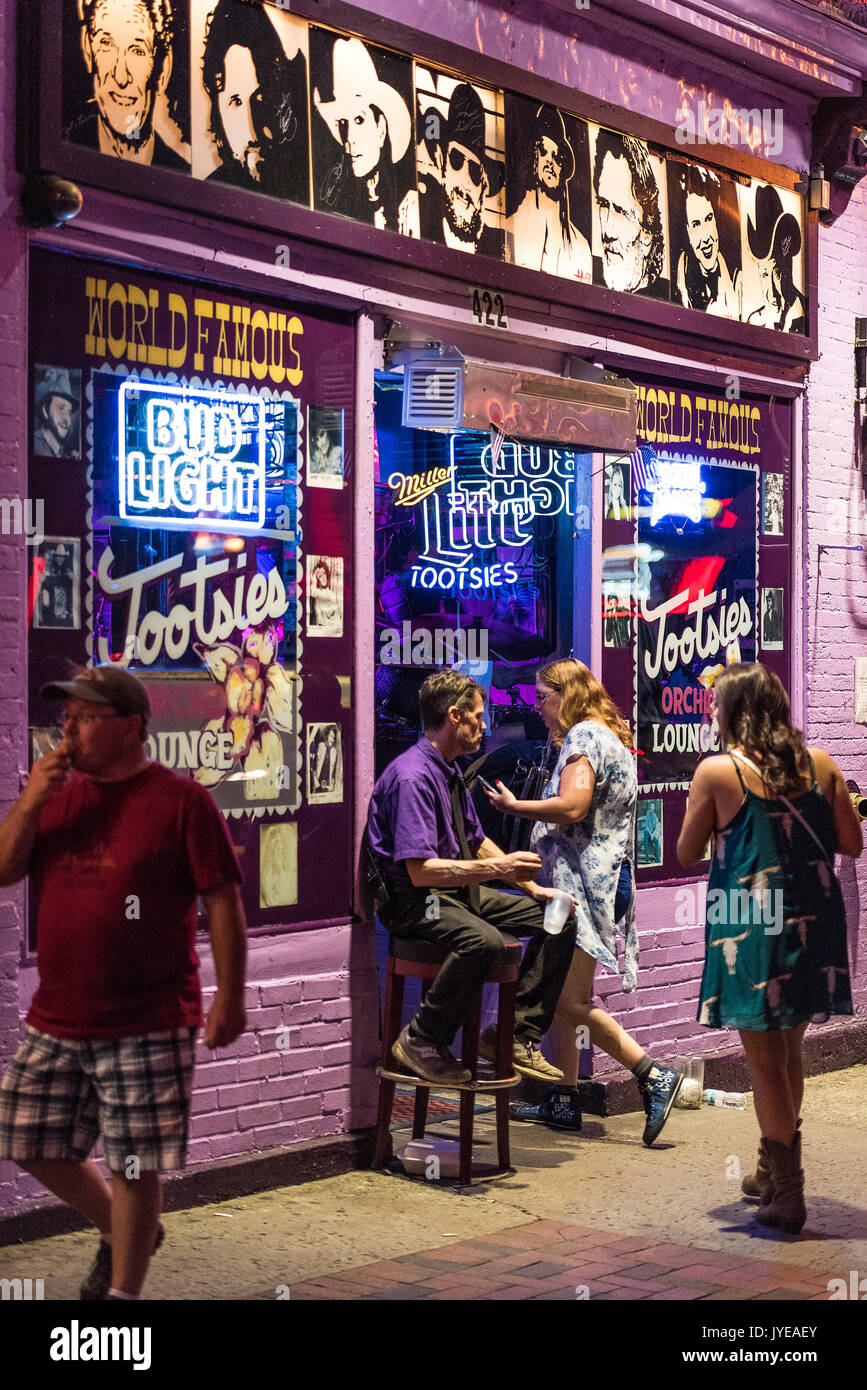 La musique country bar-salon Tootsies sur Broadway, Nashville, Tennessee, USA. Banque D'Images