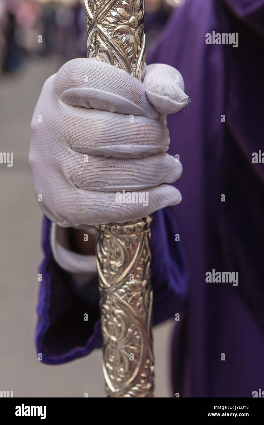 Tunique velours violet avec pénitent prend en charge le personnel de soutien lors de l'expiation de vendredi saint, Linares, Andalousie, Espagne Banque D'Images