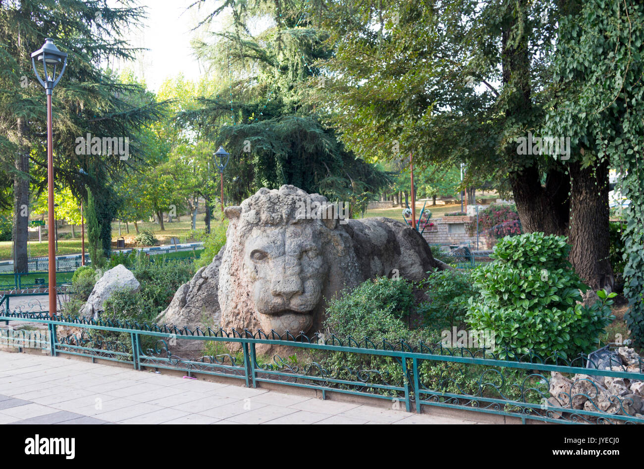 Sculpture en pierre d'un lion à Ifrane, Maroc Banque D'Images