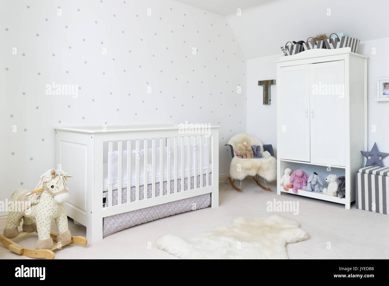 Un tidy, pépinière / chambre. y compris un lit bébé, jouets et autres meubles de chambre à coucher. Banque D'Images