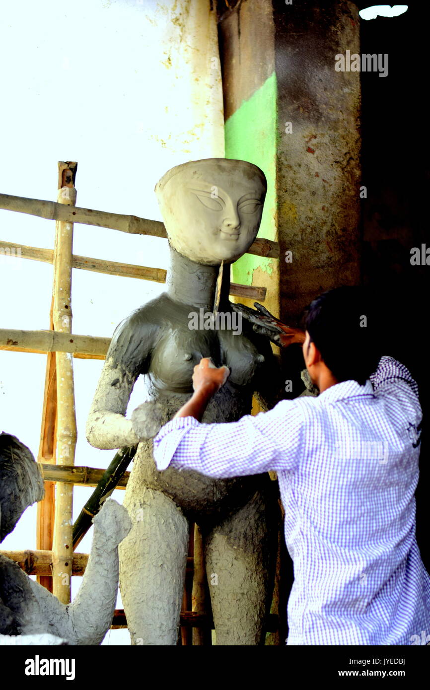 Un artiste indien fait l'idole d'argile de lord Ganesha ( la tête de l'éléphant- déité le dieu hindou de la réussite sur la rue de ramlal bazar Kolkat . Banque D'Images