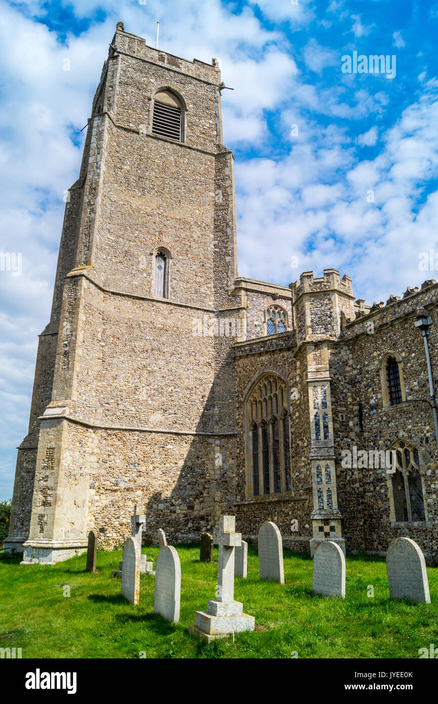 Cimetière de la famille de Blois dans l'ombre de la tour, l'église Holy Trinity, Blythburgh, Suffolk, Angleterre Banque D'Images