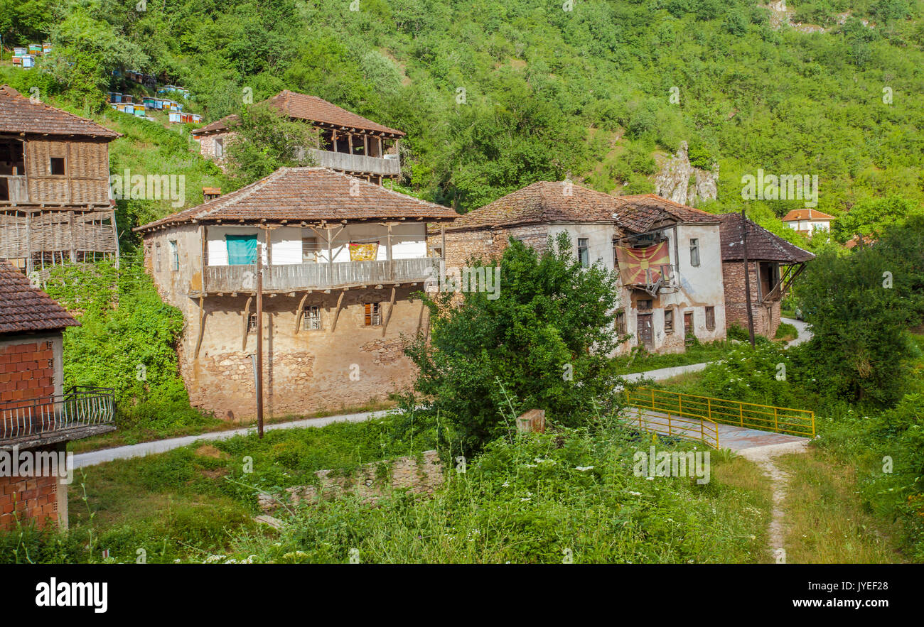 Vieilles maisons rustiques dans un village dans le pays Khisar Demir Macédoine billet Banque D'Images