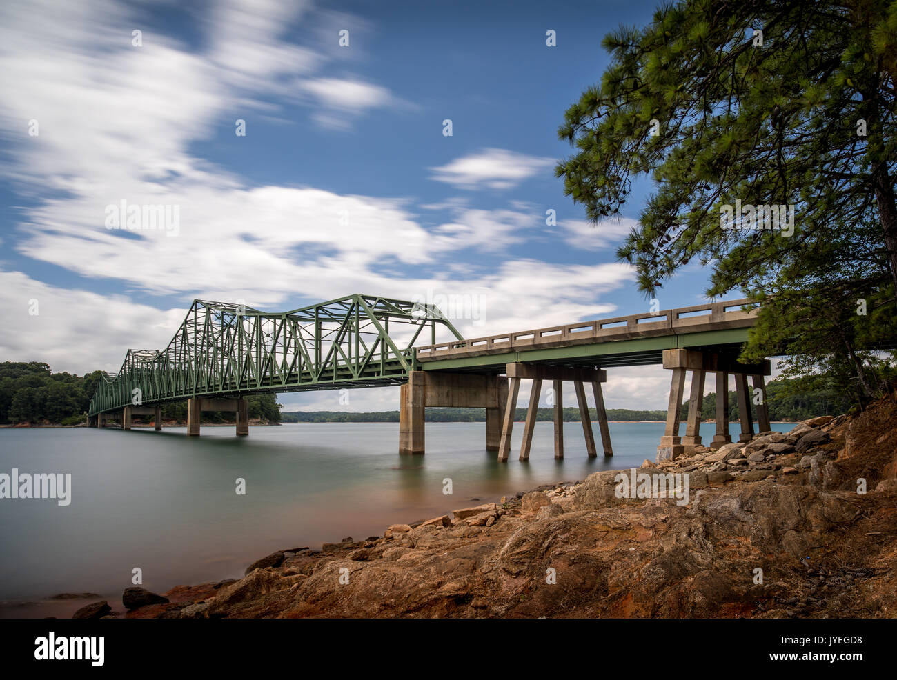 Browns Bridge a été construit en 1955 sur la rivière Chattahoochee sur le lac Lanier. il remplacer un pont de bas niveau d'eau qui a été couverte par le lac. Banque D'Images