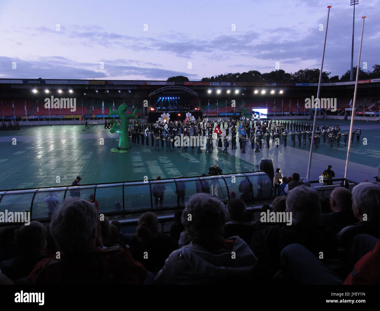 4 daagse Nijmegen 2011 Vlaggenparade 17 fanfares, défilé tijdens Banque D'Images