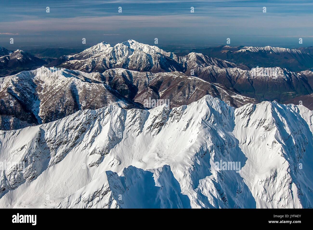 Vol au-dessus de l'Alpes Orobie après une importante chute de neige. Dans l'arrière-plan les deux Grigne, au premier plan les sommets de la vallée de la Valtellina, Lesina S Banque D'Images