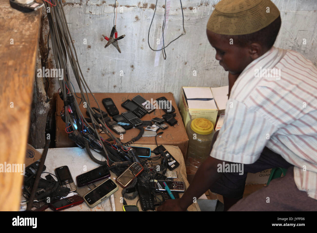 Un jeune garçon est photographié à une banque de charge de téléphones mobiles dans la ville de Ragaele, peu de temps après qu'il a été capturé par des troupes burundaises appartenant à la Mission de l'Union africaine en Somalie, sur (15230350570) Banque D'Images