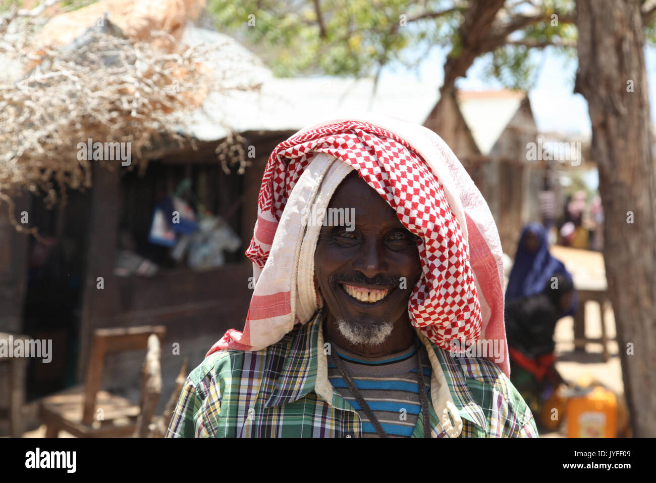 Un homme sourit à l'appareil photo dans la ville de Ragaele peu après troupes burundaises, appartenant à la Mission de l'Union africaine en Somalie, capturé la ville de Al Shabab militants le 30 septembre. (15230352860) Banque D'Images