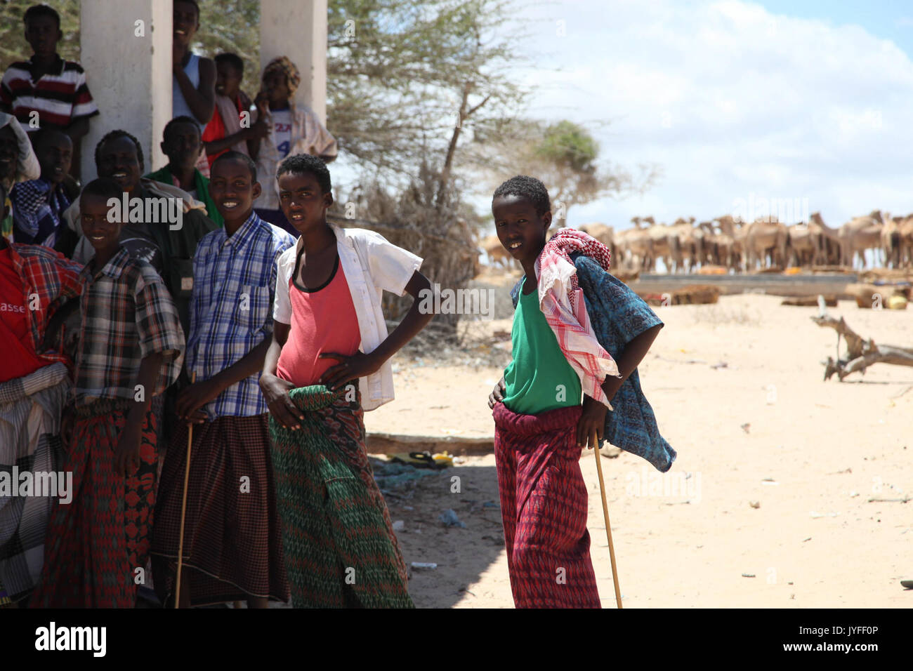 Un groupe de jeunes hommes se tenir devant des chameaux dans la ville d'Adale, en Somalie. Des soldats burundais, dans le cadre de la Mission de l'Union africaine en Somalie, hier, ont libéré la ville d'Adale au milieu (15431624921) Banque D'Images