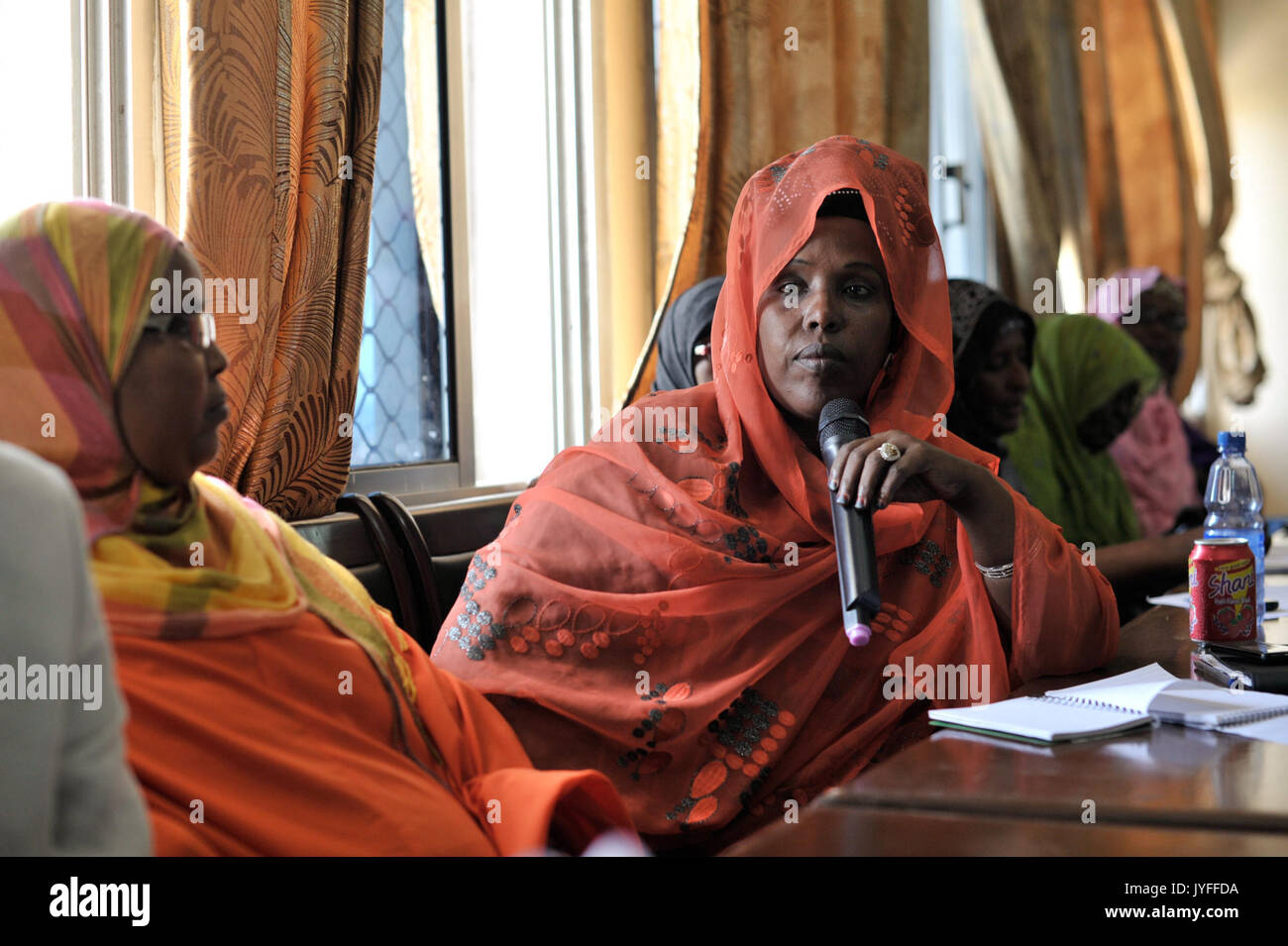 Un membre d'un groupe de la société civile pose une question à une assemblée publique menée par l'AMISOM et les forces de police nationale somalie au ministère de l'information à Mogadishu, Somalie, le 21 octobre. (15405353178) Banque D'Images