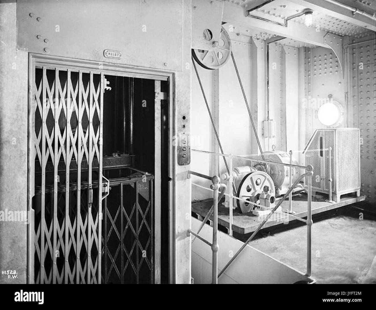 2e classe ascenseur (RMS Olympic) Banque D'Images