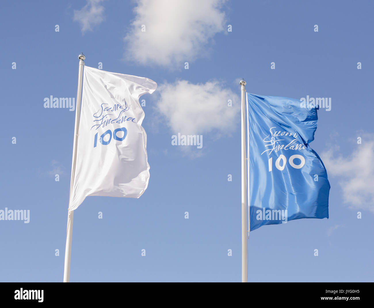 Naantali, Finlande - le 3 août 2017. Les drapeaux pour la célébration des 100 ans d'abord Finlands vague dans le vent sous le soleil d'été dans l'EC Banque D'Images