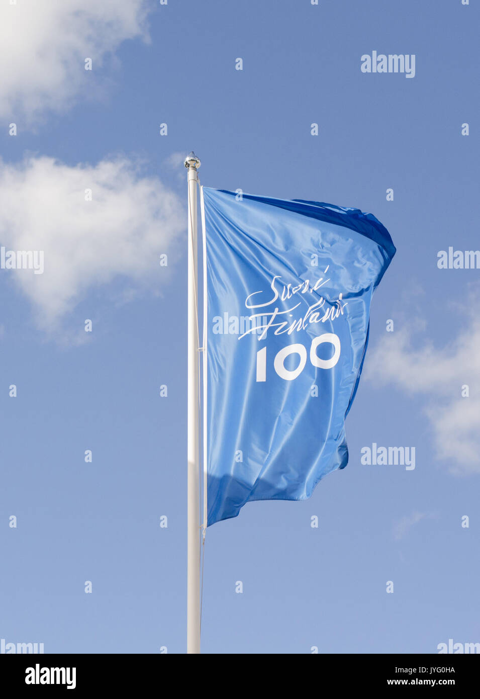 Naantali, Finlande - le 3 août 2017. Les drapeaux pour la célébration des 100 ans d'abord Finlands vague dans le vent sous le soleil d'été dans l'EC Banque D'Images