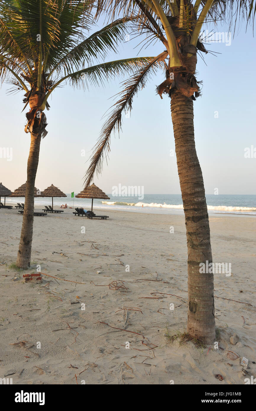 Les habitants et les touristes vietnamiens se détendre sous le couvercle sur la plage salon et la balade sur la plage de Hoi An. VIETNAM Banque D'Images