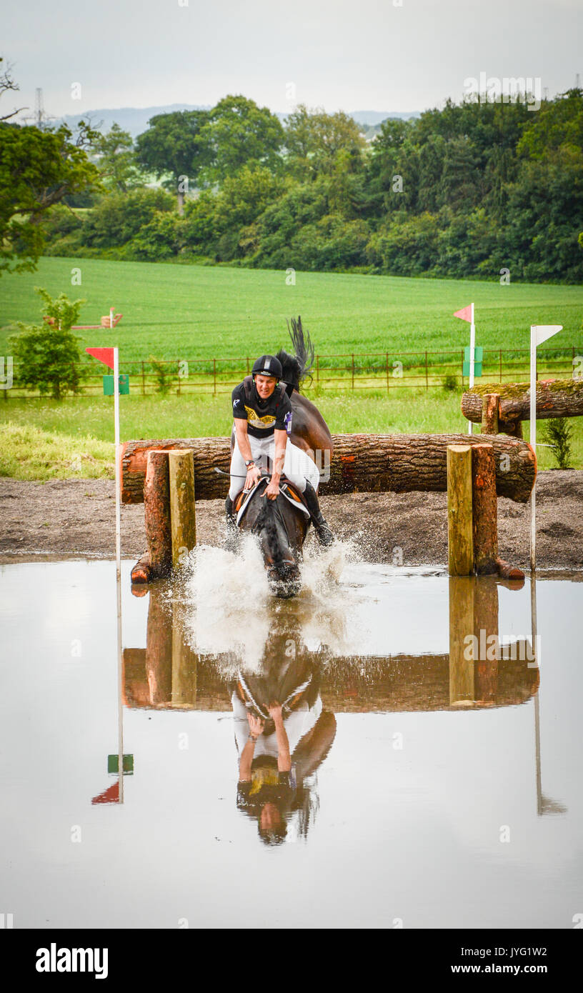 Un cavalier tombe pendant un événement cheval à Somerset, Royaume-Uni Banque D'Images