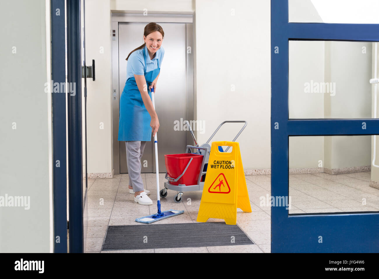 Happy Female Worker in Uniform Cleaning RDP Banque D'Images