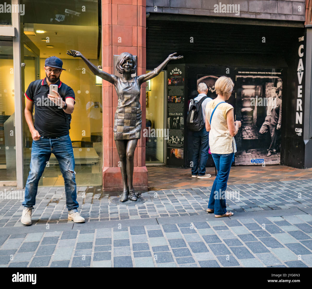 Avec selfies Cilla Black statue à Liverpool Banque D'Images