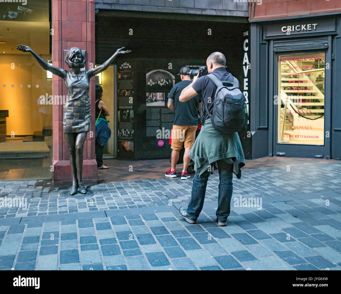 Man taking photo de Cilla Black statue à Liverpool Banque D'Images