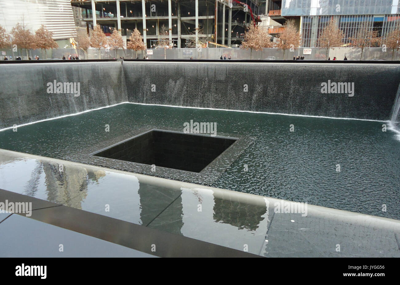 911 Memorial extérieure avec l'eau qui coule et regarder les gens Banque D'Images