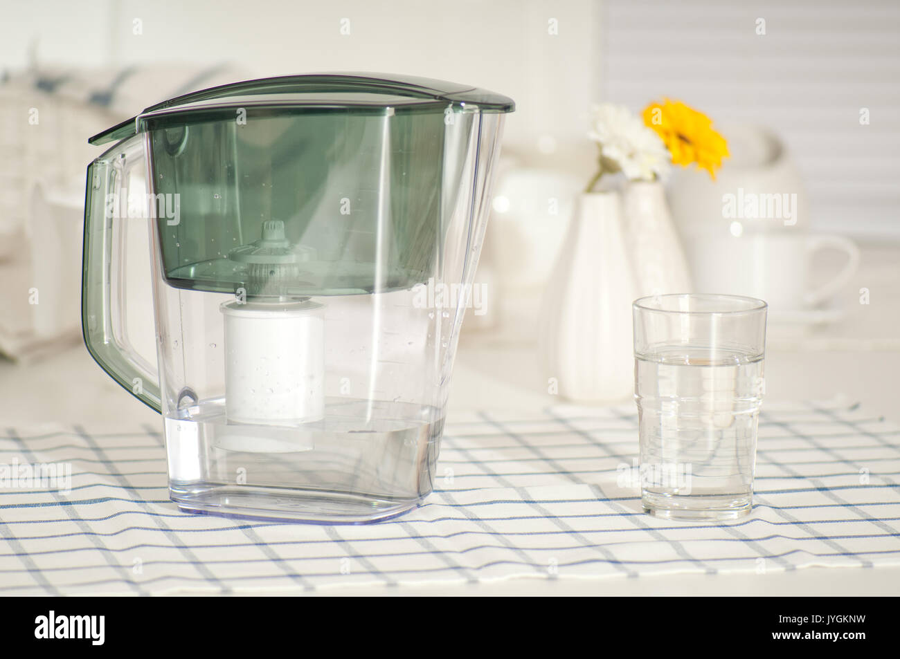 Filtre de l'eau à la cuisine Banque D'Images