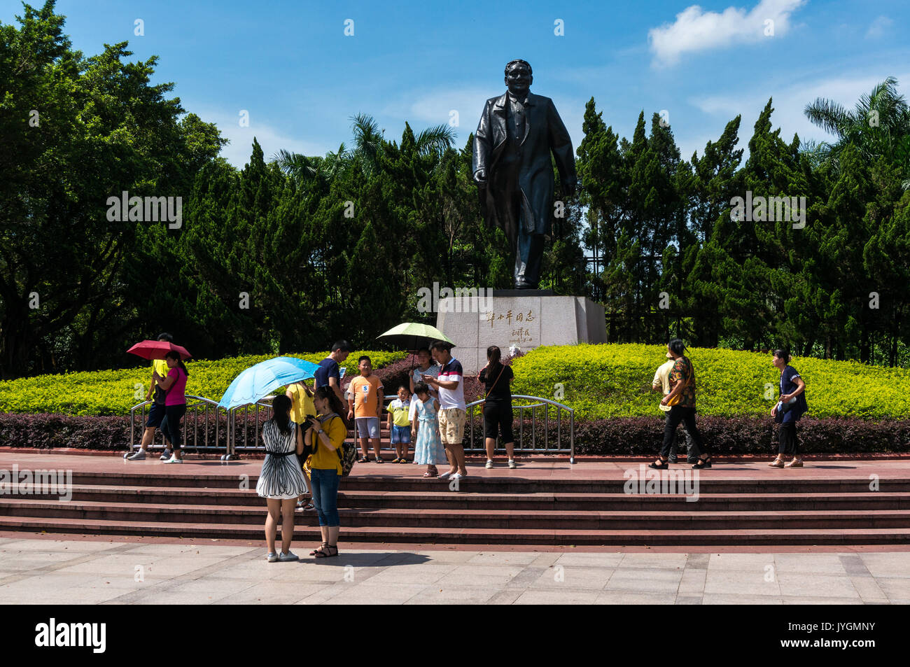 Citoyens chinois prenant des photos de la statue de Deng Xiaoping au parc Lianhuashan à Shenzhen, province du Guangdong, Chine Banque D'Images