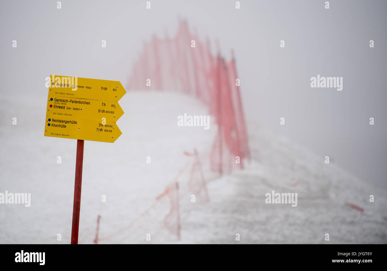 Grainau, Allemagne. Août 19, 2017. Les panneaux peuvent être vus dans la pluie et brouillard au glacier de la Zugspitze à Grainau, Allemagne, 19 août 2017. Photo : Sven Hoppe/dpa/Alamy Live News Banque D'Images