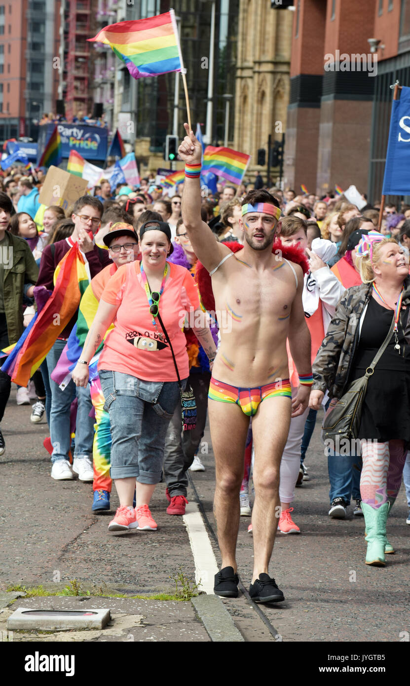 Glasgow, Ecosse, Royaume-Uni. 19 août, 2017. L'Écosse Glasgow fierté LGBT la plus importante célébration de la fierté 2017. Les gens sur la photo à la Pride Parade à travers le centre-ville de Glasgow, encouragés par les membres du public. La plus grande fierté Glasgow Ecosse Célébration de la fierté LGBT Banque D'Images