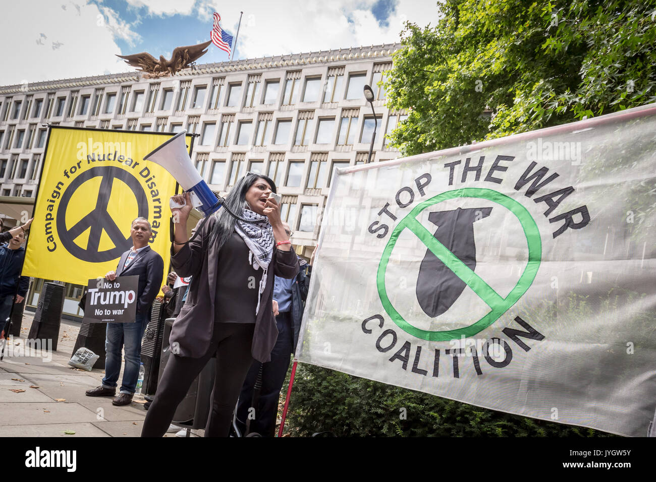 Londres, Royaume-Uni. Août 19, 2017. Anti-Trump "stand de protestation jusqu'à Trump - Non au racisme, non à la guerre" à l'extérieur de l'ambassade des États-Unis Crédit : Guy Josse/Alamy Live News Banque D'Images