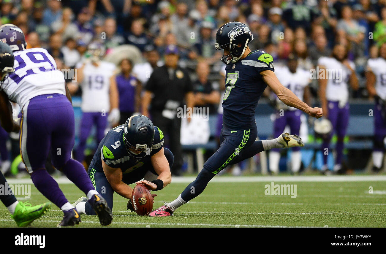 18 août 2017 : Seahawk Blair Walsh (7) frappe un 52 verges dans un match pré-saison de la NFL entre les Seattle Seahawks et les Minnesota Vikings. Le jeu a été joué au siècle Lien Field à Seattle, WA. © Jeff Halstead / CSM Banque D'Images