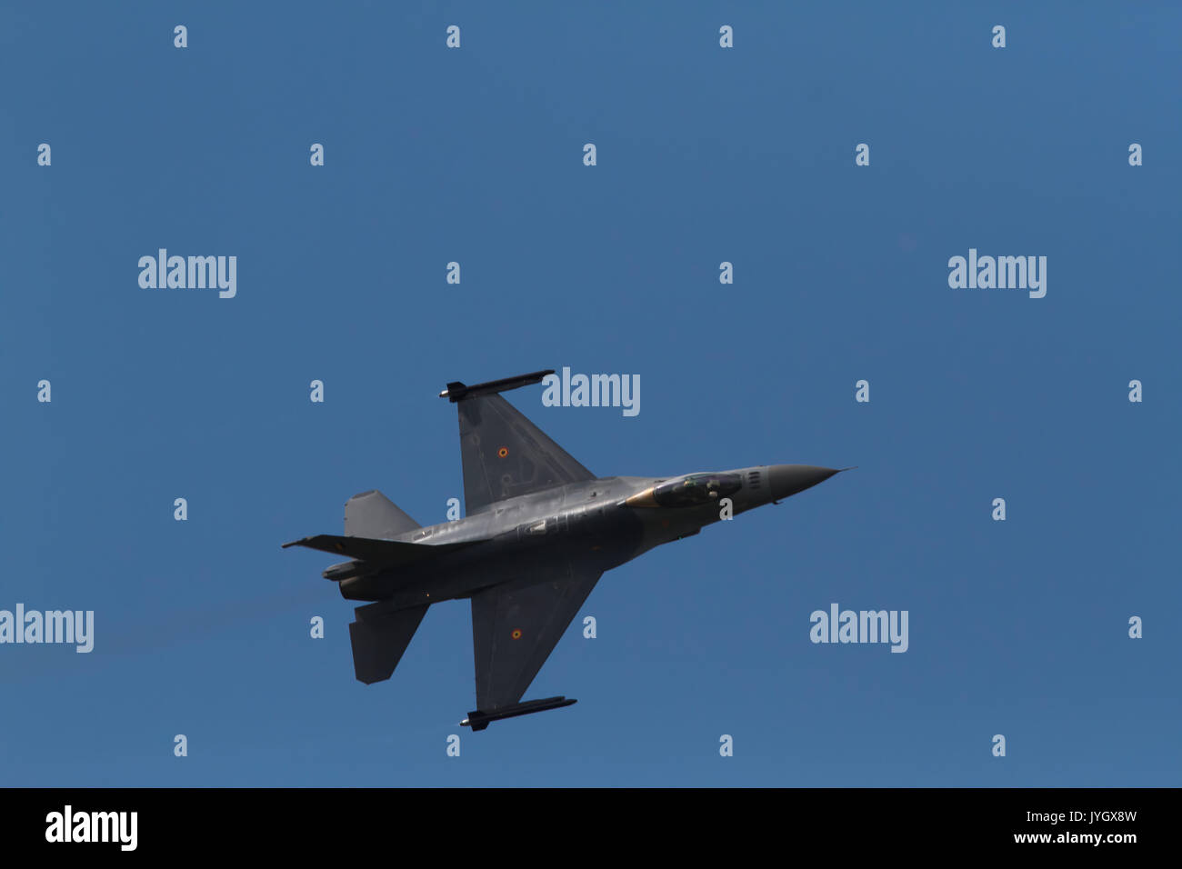 Biggin Hill, Royaume-Uni. Août 19, 2017. F16 belge vole à l'aéroport de Biggin Hill London Festival of Flight. L'airshow cette année est répartie sur deux jours avec des foules immenses attend les deux jours.Le point culminant de la journée a été un écran par le célèbre des flèches rouges. Credit : Keith Larby/Alamy Live News Banque D'Images