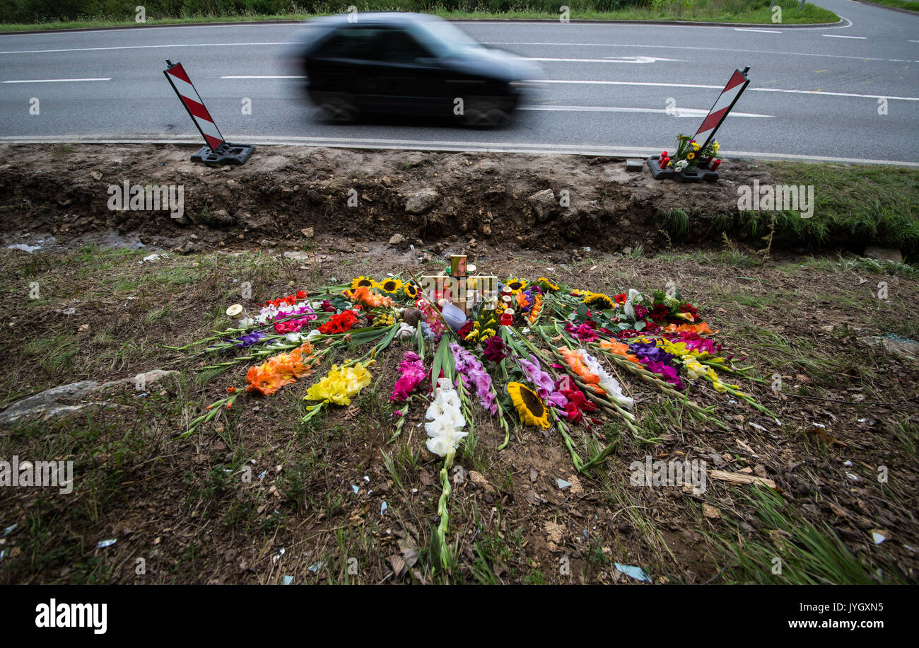 Dpatop - Des fleurs et des bougies sont comme un signe de deuil dans l'Landstrasse 361 (route 361) entre pays et Moetzingen Nagold, Allemagne, 19 août 2017. Le 11 août, un camion à ordures a renversé sur une voiture, tuant cinq personnes. Aujourd'hui le service funèbre a lieu à un cimetière en Moetzingen. Photo : Christoph Schmidt/dpa Banque D'Images