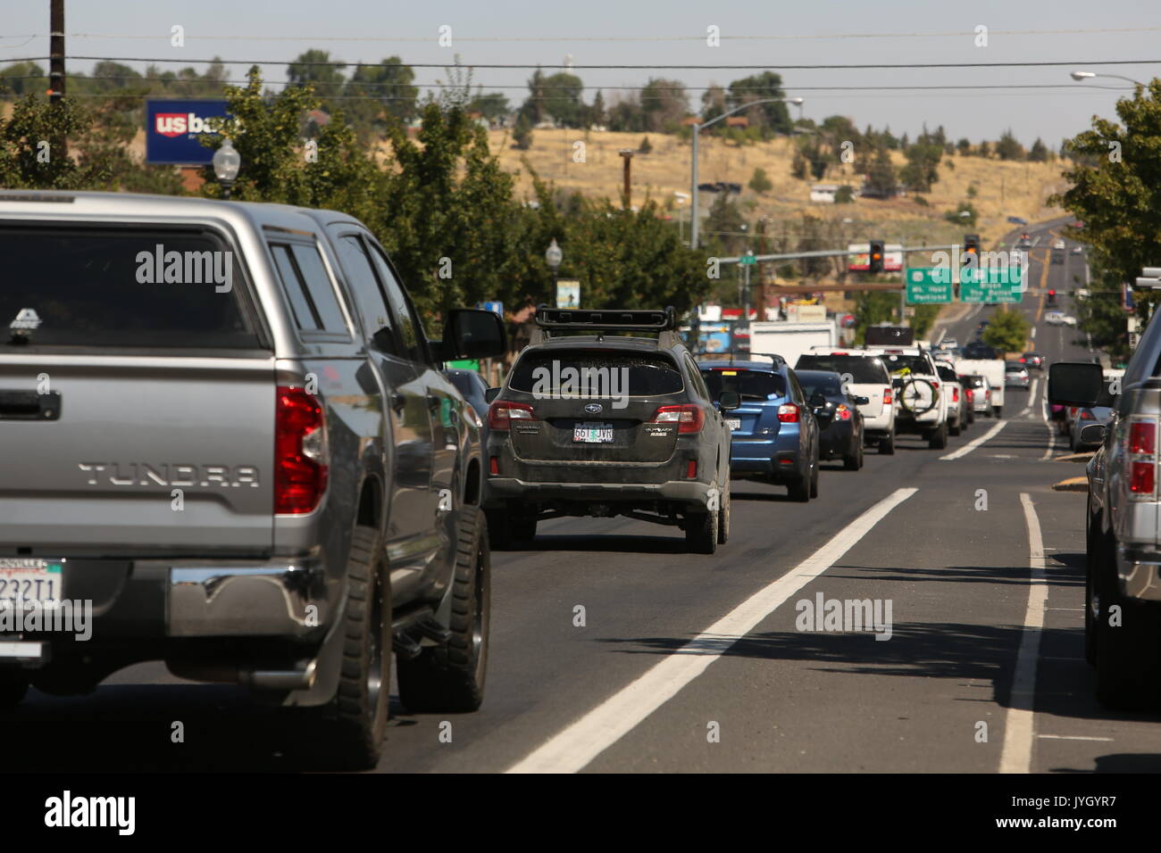 Le trafic dans l'Oregon Madras 2 jours avant l'éclipse solaire de 2017 Banque D'Images