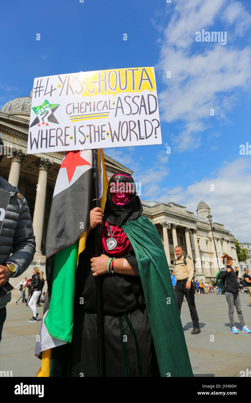 Londres, Royaume-Uni. Août 19, 2017. Une petite manifestation organisée par la Syrie Campagne de solidarité, à Trafalgar Square, à l'occasion du quatrième anniversaire de l'attaque chimique par le régime Assad dans les villes de Zamalka et Ein Tarma dans la Ghouta orientale et de Mouadamiya dans l'ouest de la Ghouta, dans la banlieue de Damas, en Syrie. Près de 1500 personnes sont mortes dans les attaques. Penelope Barritt/Alamy live news Banque D'Images