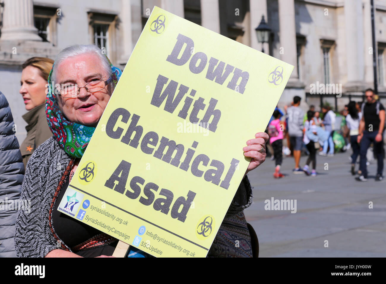 Londres, Royaume-Uni. Août 19, 2017. Une petite manifestation organisée par la Syrie Campagne de solidarité, à Trafalgar Square, à l'occasion du quatrième anniversaire de l'attaque chimique par le régime Assad dans les villes de Zamalka et Ein Tarma dans la Ghouta orientale et de Mouadamiya dans l'ouest de la Ghouta, dans la banlieue de Damas, en Syrie. Près de 1500 personnes sont mortes dans les attaques. Penelope Barritt/Alamy live news Banque D'Images