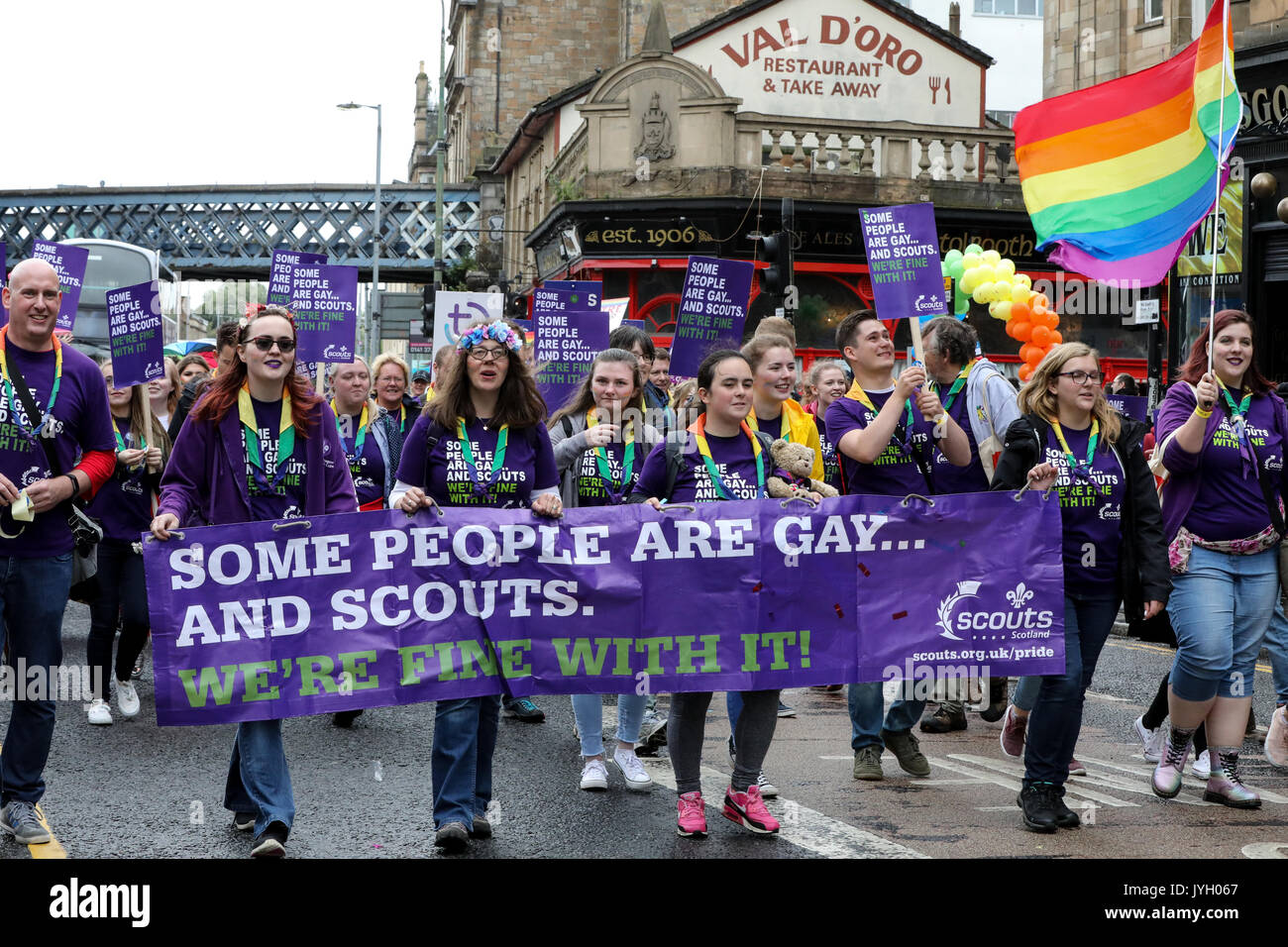Des milliers dans la rue dans la parade de la Gay Pride à travers le cœur du centre-ville de Glasgow. Des centaines d'entreprises et des groupes sociaux montrent leur soutien pour les droits LGBT à l'événement. Banque D'Images