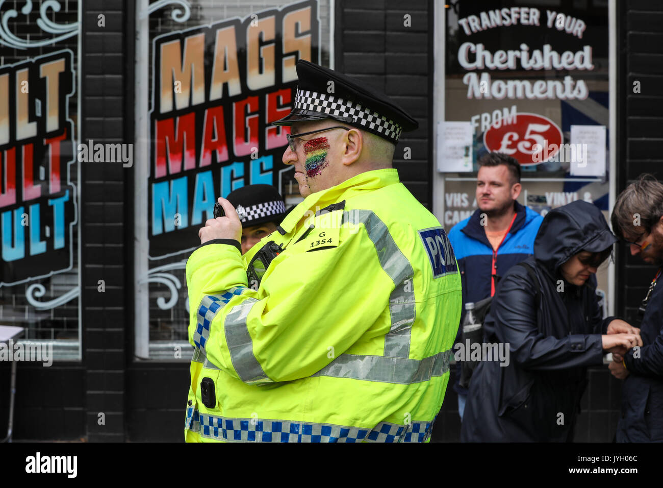 Des milliers dans la rue dans la parade de la Gay Pride à travers le cœur du centre-ville de Glasgow. Des centaines d'entreprises et des groupes sociaux montrent leur soutien pour les droits LGBT à l'événement. Banque D'Images