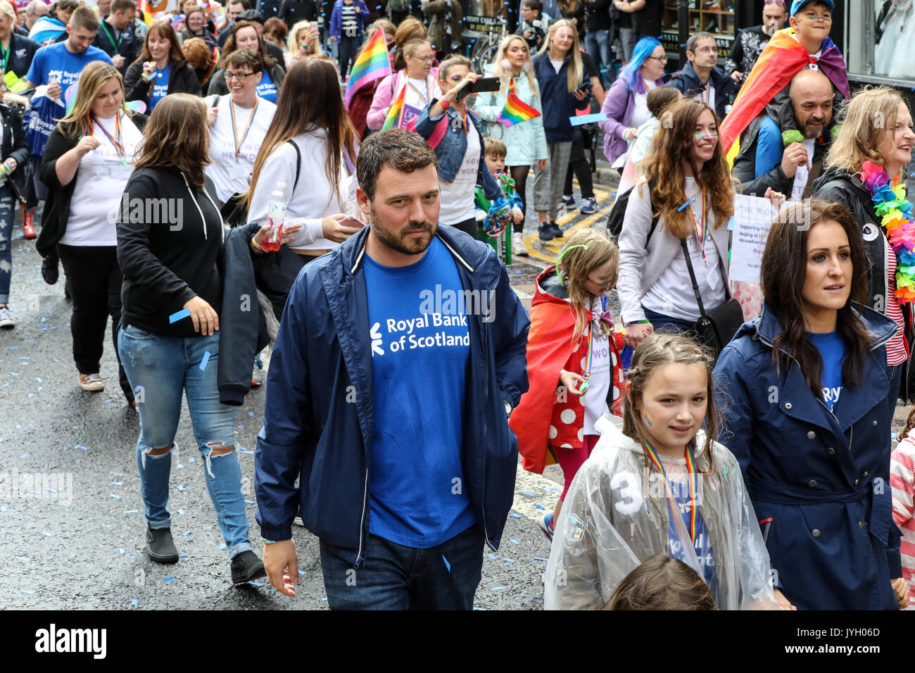 Des milliers dans la rue dans la parade de la Gay Pride à travers le cœur du centre-ville de Glasgow. Des centaines d'entreprises et des groupes sociaux montrent leur soutien pour les droits LGBT à l'événement. Banque D'Images