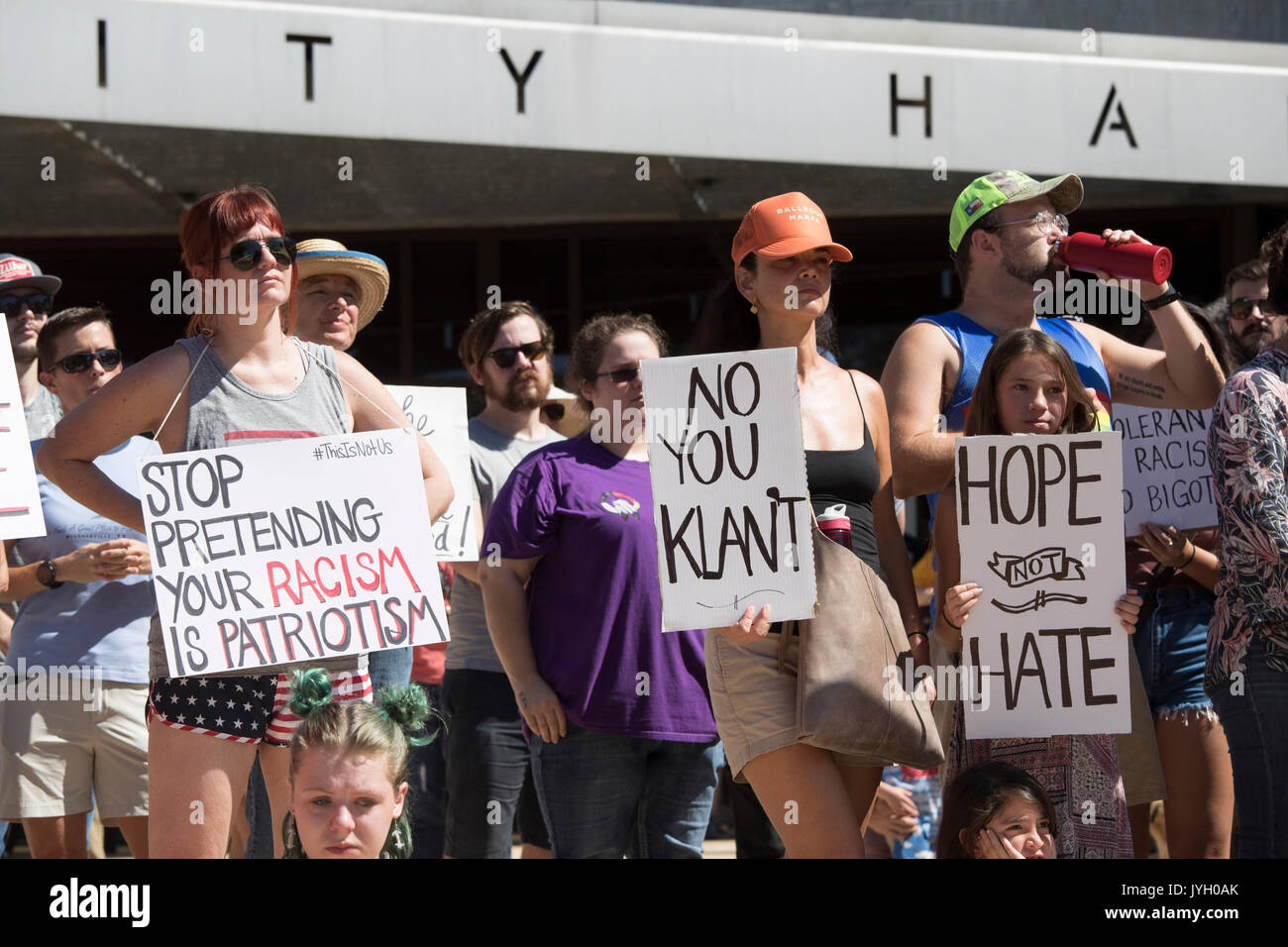 Des militants et manifestants convergent vers l'hôtel de ville pour une durée de deux heures chaudes rassemblement contre le racisme et le Président Donald Trump semble insensible commentaires reçus au sujet des récents Charlottesville violence qui ont fait un mort. Environ 1 000 se sont réunis à la Texas Août chaleur. Banque D'Images